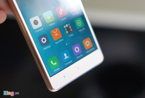 Mi 4s là một model tầm trung. Tuy nhiên, Xiaomi cũng thể hiện sự trau chuốt khi thiết kế sản phẩm này. Máy có cạnh bên cắt kim cương, dáng gọn với màn hình 5 inch, độ phân giải 1.080p.