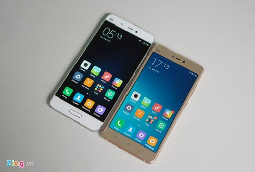 Xiaomi Mi 4s (phải) đọ dáng với chiếc Mi 5.