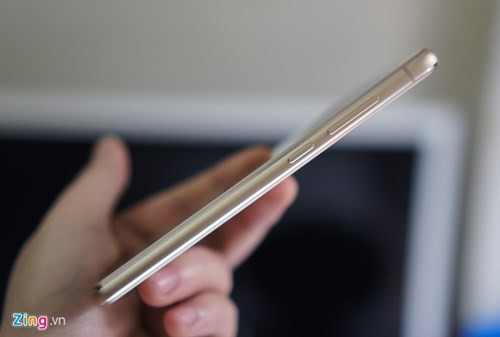 Mi 4s có tất cả 4 màu gồm vàng (phiên bản trong hình), hồng, trắng đen.