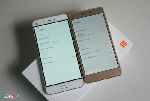 Trong ảnh này, có thể thấy màn hình của Mi 4s bị ám vàng, trong khi đó chiếc Mi 5 cũng bị ám xanh nhẹ. Tuy nhiên, người dùng có thể tuỳ chỉnh màu sắc hiển thị trong phần cài đặt của máy.