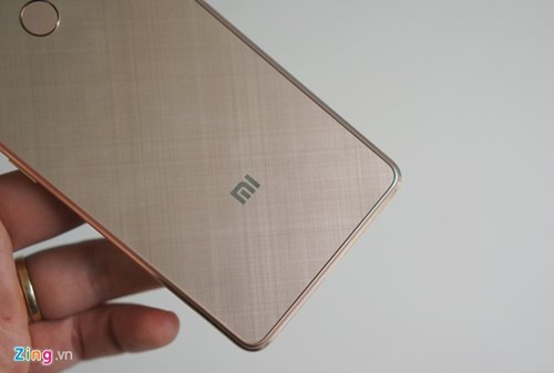 Với một thiết bị 5 inch, độ phân giải 1.080p, việc Xiaomi trang bị viên pin 3.260 mAh hứa hẹn mang đến thời lượng sử dụng ấn tượng cho sản phẩm. Các model gần đây của Xiaomi như dòng Redmi Note đều có dung lượng pin lớn. Tuy nhiên, nhược điểm của việc sử dụng pin dung lượng lớn là máy hơi dày.