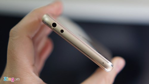 Với hàng loạt sản phẩm tầm trung cấu hình cao giá rẻ, Xiaomi đang gửi lời thách thức lớn đến các hãng di động có tiếng tăm trên thị trường. Trong khoảng một năm qua, những mẫu di động nội địa Trung Quốc như của Xiaomi phát triển mạnh tại Việt Nam, được nhiều người quan tâm.