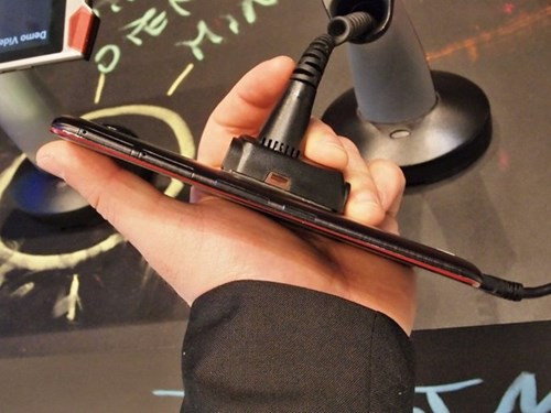 Sản phẩm được trang bị camera khủng mặt sau lên đến 21 MP, khẩu độ f/2.2, đèn flash LED kép,