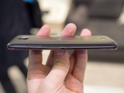 camera trước 8 MP cùng ống kính góc rộng 84 độ.