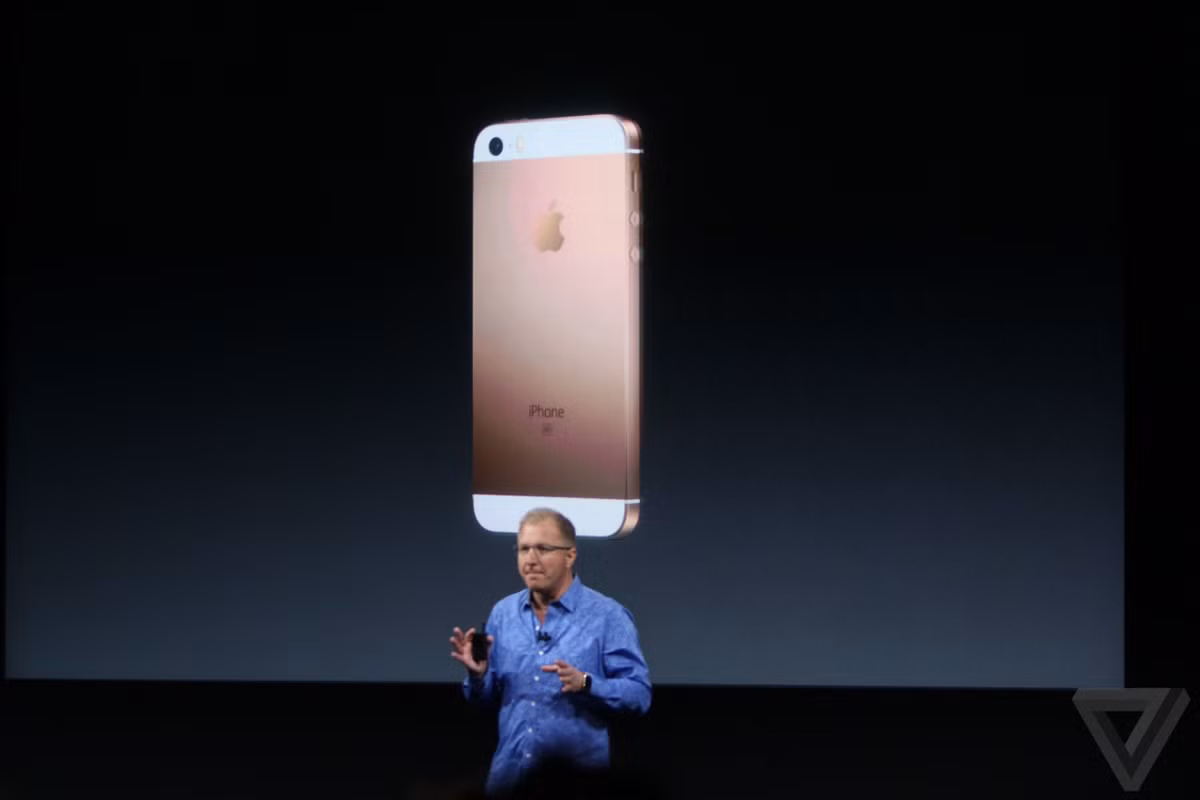  Điện thoại iPhone SE được Apple quảng bá là chiếc iPhone 4 inch mạnh mẽ nhất hiện nay.