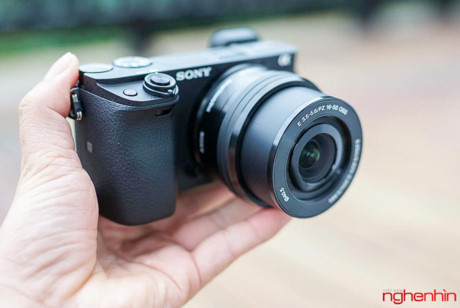 Về ngoại hình, máy ảnh Sony Alpha 6300 không có nhiều thay đổi so với α6000.