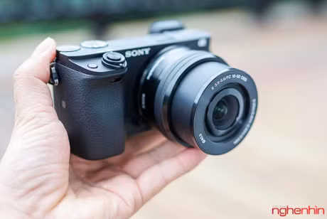 Về ngoại hình, máy ảnh Sony Alpha 6300 không có nhiều thay đổi so với α6000.