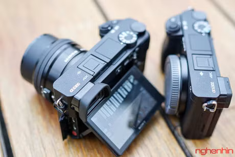 Màn hình của máy vẫn chưa hỗ trợ cảm ứng, thông số giống hệt Alpha 6000: kích cỡ 3" độ phân giải 921.600 điểm ảnh. Bù lại, kính ngắm điện tử nét hơn với 2.359.296 điểm ảnh, độ phủ 100% và độ phóng đại 1,07x.