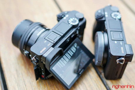 Màn hình của máy vẫn chưa hỗ trợ cảm ứng, thông số giống hệt Alpha 6000: kích cỡ 3" độ phân giải 921.600 điểm ảnh. Bù lại, kính ngắm điện tử nét hơn với 2.359.296 điểm ảnh, độ phủ 100% và độ phóng đại 1,07x.