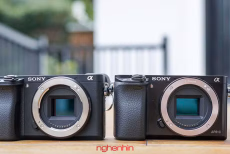 Độ phân giải cảm biến của Alpha 6300 (trái) là 24,2MP và độ phân giải cảm biến của Alpha 6000 (phải) là 24,3MP - gần như không thay đổi.