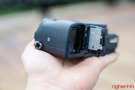 Sony cho biết, Alpha 6300 chống chịu thời tiết khắc nghiệt tốt hơn. Một số vị trí trên máy được hoàn thiện khá kín khít.