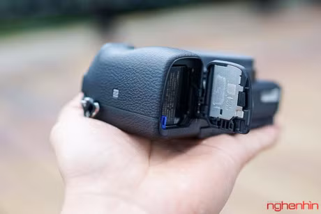 Sony cho biết, Alpha 6300 chống chịu thời tiết khắc nghiệt tốt hơn. Một số vị trí trên máy được hoàn thiện khá kín khít.