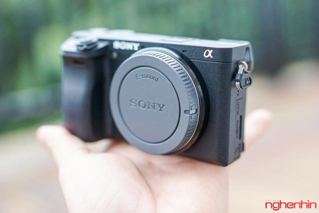 Thân máy có một chút dày hơn và nặng hơn so với Alpha 6000.