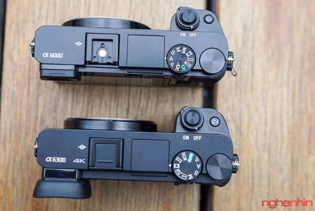 Khi mua Alpha 6300, người dùng sẽ được tặng một chi tiết rất nhỏ nhưng khá quan trọng đó là nắp đậy cổng hotshoe - nơi kết nối đèn flash và phụ kiện. Nếu không có nắp đậy này, các chân kết nối của cổng hotshoe sẽ rất dễ bị gỉ.