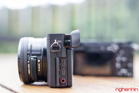 Ở khu vực kết nối, Alpha 6300 có một lỗ cắm mic 3,5mm, α6000 không có lỗ cắm này.