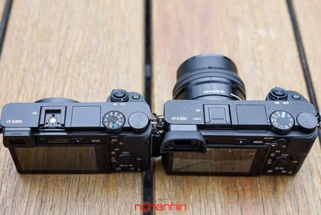 Nếu nhìn kỹ, bức hình này cho ta thấy gờ mặt sau của Alpha 6300 dày hơn gờ mặt sau của α6000.