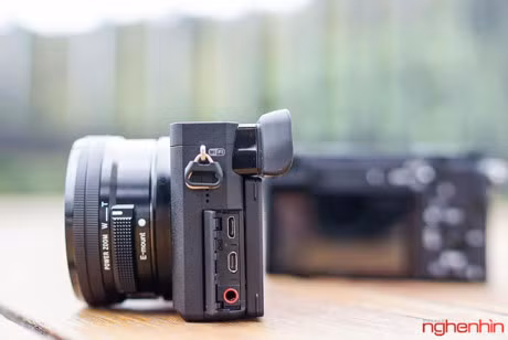 Ở khu vực kết nối, Alpha 6300 có một lỗ cắm mic 3,5mm, α6000 không có lỗ cắm này.