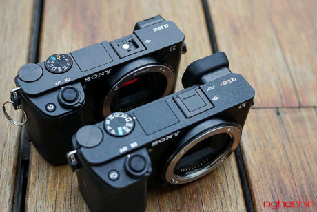 Ngoài ra, bề mặt Alpha 6300 được xử lý nhám nhiều hơn, chống trơn tốt hơn so với Alpha 6000.