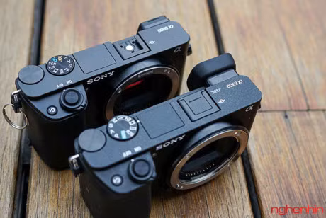 Ngoài ra, bề mặt Alpha 6300 được xử lý nhám nhiều hơn, chống trơn tốt hơn so với Alpha 6000.