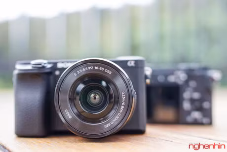 Ống kính kit đi kèm với Alpha 6300 vẫn là ống zoom 16-50mm F3.5-5.6.