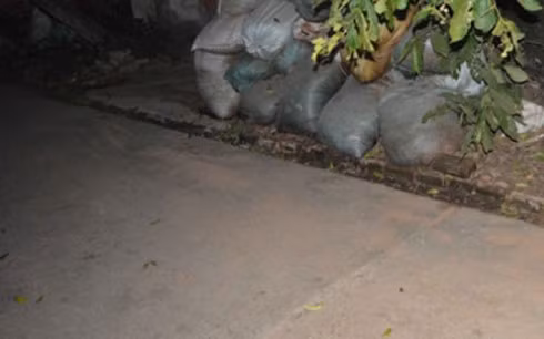 Mẹ chồng, con dâu lột quần, đốt vùng kín nữ hàng xóm giữa HN ảnh 1