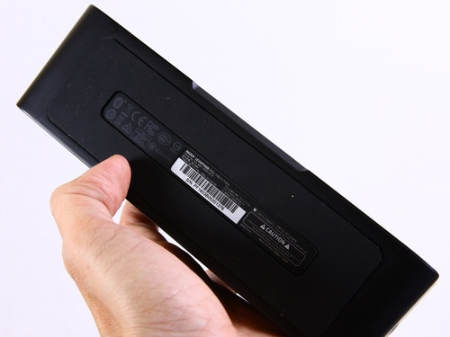 Như đã đề cập, Razer Leviathan Mini là bộ loa di động được tối ưu cho nhu cầu kết nối và chia sẻ nên ngoài khả năng “kết đôi” với các nguồn phát di động hỗ trợ kết nối Bluetooth, NFC hay qua ngõ 3,5mm truyền thống, người dùng còn có khả năng kết nối không dây từ chính Razer Leviathan Mini với một bộ loa Leviathan Mini khác để mở rộng vùng trải nghiệm âm thanh.