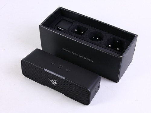 Về ngoại hình, loa di động Razer Leviathan Mini rông khá cứng cáp nhờ thiết kế dạng thanh sơn đen nhám kết hợp lưới tổ ong bảo vệ màng loa trên cả mặt trước lẫn mặt sau.