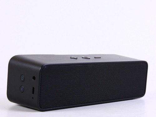 Thực tế tiếp xúc cho thấy Razer Leviathan Mini thực sự gọn nhẹ nhưng vẫn đủ sức bám trụ trên mặt bàn cả khi PC World Vietnam mở hết mức âm lượng.