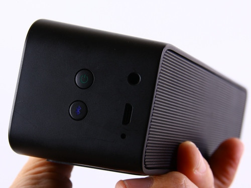 Người dùng thậm chí còn có thể mỗi bộ loa Razer Leviathan Mini chuyên phát một kênh âm thanh trái hay phải một cách dễ dàng.