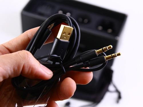 Thiết kế 2 loa đường kính 1,77 inch kết hợp cùng 2 loa bức xạ thụ động đường kính 1,57 inch và 2,75 inch trên Razer Leviathan Mini cho âm lượng lớn, bass khỏe hơn nhiều so với ngoại hình. Tuy nhiên, chất âm tổng thể của Razer Leviathan Mini có phần thiên tối.