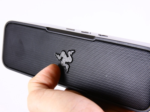 Pin dung lượng 2.600mAh tích hợp trên Razer Leviathan Mini có thể cho thời lượng chơi nhạc liên tục đạt mốc 10 giờ.