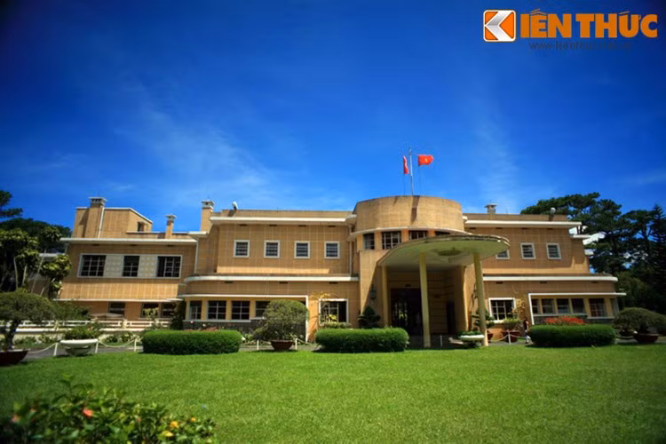6. Dinh 3 Đà Lạt. Nằm giữa rừng Ái Ân trên đỉnh ngọn đồi cách trung tâm Đà Lạt chừng 2km về hướng Tây Nam có một dinh thự trang nhã, được coi là một công trình kiến trúc châu Âu đặc sắc bậc nhất thành phố. Đó là Dinh 3, còn được gọi là Biệt điện Bảo Đại.