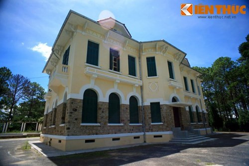 Công trình kiến trúc tráng lệ này do một triệu phú người Pháp tên là Robert Clément Bourgery xây dựng vào năm 1940 trên khu đất rộng khoảng 60 ha có địa thế đẹp của Đà Lạt. Sau khi người Pháp trở lại nắm quyền (1948), cựu hoàng Bảo Đại về nước vào năm 1949, ông đã bỏ ra 500.000 đồng tiền Đông Dương để mua lại ngôi biệt thự của Paul Dary và cho sửa sang lại toàn bộ nhằm có nơi làm việc tại Đà Lạt.