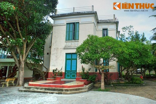 Từ năm 1940 đến năm 1945, Hoàng đế Bảo Ðại và Hoàng hậu Nam Phương thường đến nghỉ tại hai biệt thự Xương Rồng và Bông Sứ, lấy việc câu cá, ngắm biển làm thú tiêu khiển nên cái tên lầu Bảo Đại có từ đó.