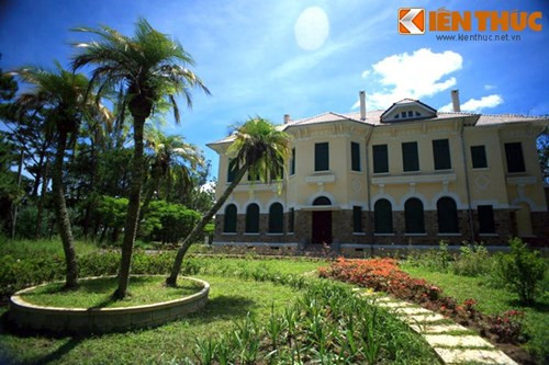 Năm 1950, Hoàng triều Cương thổ - vùng đất Tây Nguyên hưởng quy chế hành chính đặc biệt với Bảo Đại là hoàng đế được thành lập. Đà Lạt là thủ phủ của Hoàng triều Cương thổ và Dinh 1 trở thành "ngự điện" của Bảo Đại, nơi ông đặt bộ máy quản lý “vương quốc” của mình.