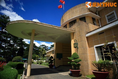 Tòa dinh thự này gồm 25 phòng, được xây trong khoảng từ năm 1933 đến 1938. Từ năm 1938 - 1945, đây là nơi vua Bảo Đại cùng gia đình đến nghỉ mát, săn bắn vào mỗi mùa hè.