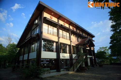 Men theo con đường xoắn ốc dẫn lên đỉnh đồi, một tòa dinh thự bề thế hiện ra giữa màu xanh của bạt ngàn cây cối. Đó chính là biệt điện hồ Lắk của Bảo Đại. Biệt điện này là một tòa nhà ba tầng tương đối đồ sộ, được xây theo lối kiến trúc hiện đại vào năm 1951 để làm nơi dừng chân khi Quốc trưởng Bảo Đại và gia đình lên Buôn Ma Thuột nghỉ mát và săn bắn.