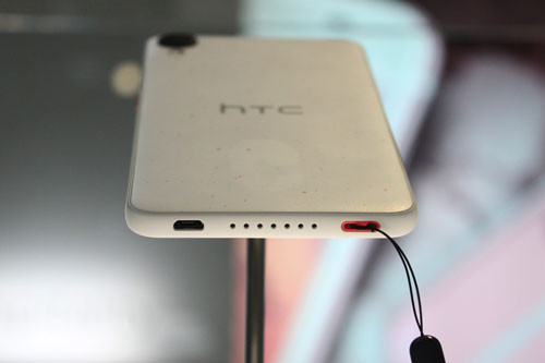 Cổng microUSB, loa ngoài và lỗ móc dây đeo nơi cạnh đáy. Loa ngoài của Desire 825 được trang bị công nghệ âm thanh Dolby Audio. Ngoài ra, nó còn hỗ trợ âm thanh độ phân giải cao Hi-Res (High-Resolution).