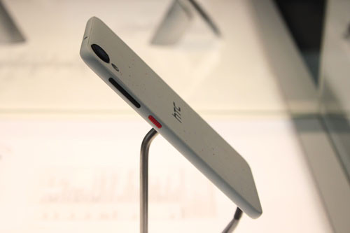 Phím tăng giảm âm lượng và nút nguồn nằm bên cạnh phải.