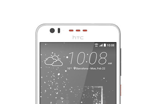 Camera selfie độ phân giải 5 MP (khẩu độ f/2.8), cảm biến tiệm cận, loa thoại và logo HTC được đặt phía trên màn hình.