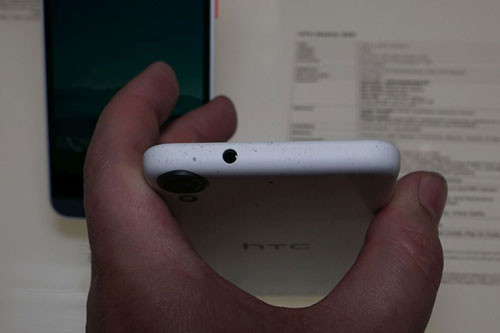 Đỉnh máy chỉ có giắc cắm tai nghe 3,5 mm.