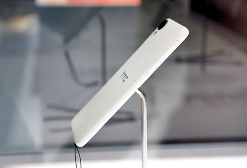 Cạnh trái được bố trí khe cắm SIM (nano) và thẻ nhớ. HTC Desire 825 có cả phiên bản 1 SIM và 2 SIM đều có thể kết nối mạng 4G LTE.