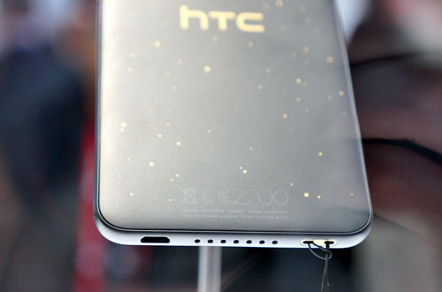 Phía dưới mặt lưng chỉ có vài thông số của nhà sản xuất.