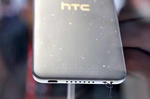 Phía dưới mặt lưng chỉ có vài thông số của nhà sản xuất.