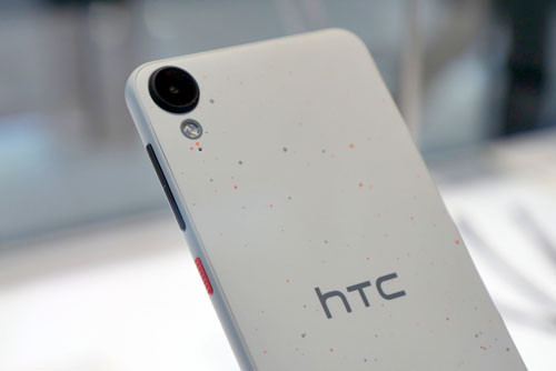 Camera chính, đèn flash LED, mic thu âm và logo HTC nằm phía trên mặt lưng. Camera chính của Desire 825 có độ phân giải 13 MP, khẩu độ f/2.2, có khả năng quay video Full HD.