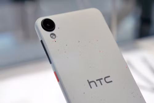 Camera chính, đèn flash LED, mic thu âm và logo HTC nằm phía trên mặt lưng. Camera chính của Desire 825 có độ phân giải 13 MP, khẩu độ f/2.2, có khả năng quay video Full HD.