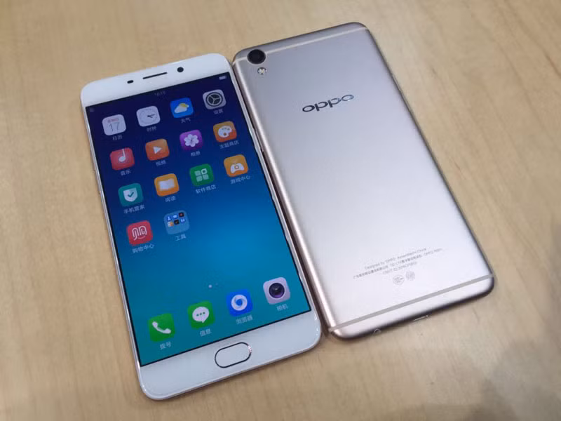 Ngoài ra, viền màn hình của máy cũng được thiết kế siêu mỏng chỉ 1,66mm. Màn hình này được bảo vệ bằng kính cường lực Corning Gorilla Glass 4.