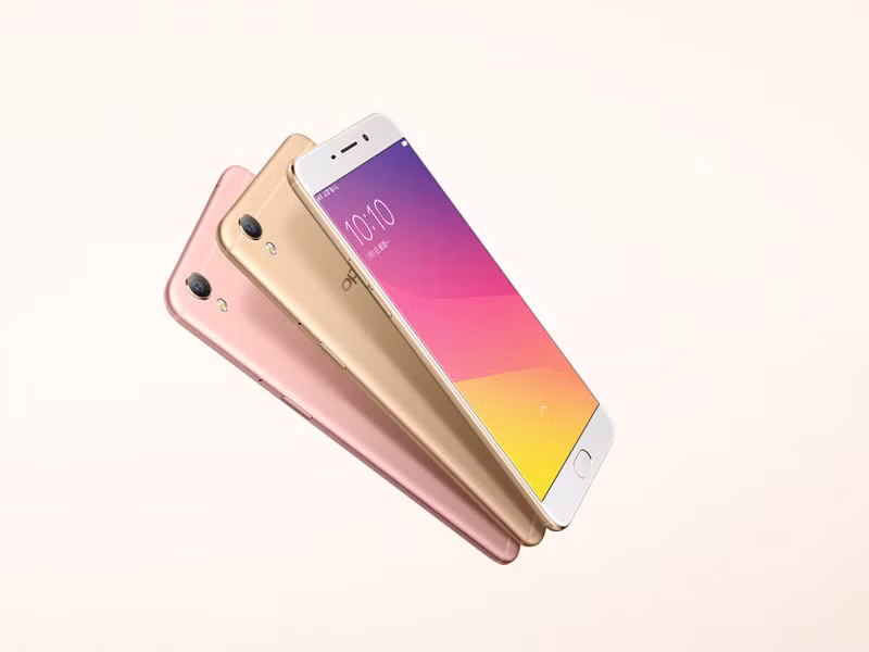 Cung cấp sức mạnh cho Oppo R9 là vi xử lý Mediatek Helio P10 MTK6755 lõi 8 với xung nhịp 2 GHz, GPU Mali-T860MP2. RAM 4 GB, bộ nhớ trong 64 GB, có thể mở rộng dung lượng lưu trữ qua khe cắm thẻ microSD với dung lượng tối đa 128 GB (dùng chung với SIM 2).