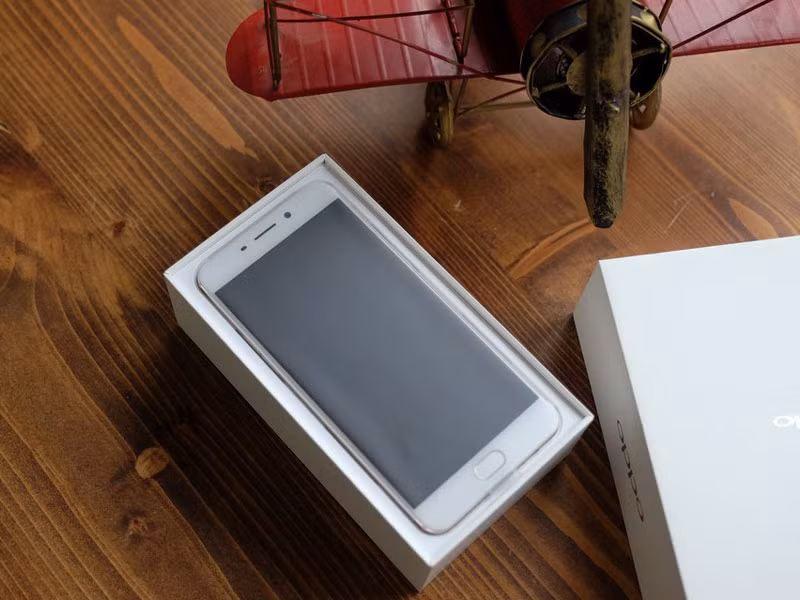 Máy lớp vỏ được làm từ kim loại nguyên khối, các góc cạnh được vát cong mềm mại.