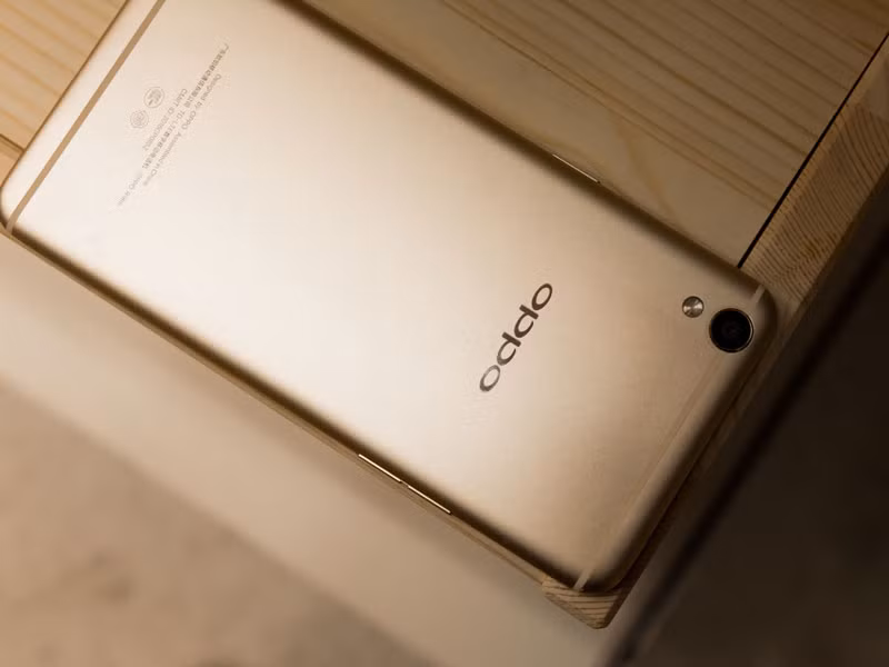 Viên pin của Oppo R9 có dung lượng 2.850 mAh giúp nó có thể đàm thoại trong vòng 31 giờ, nghe nhạc 40 giờ, xem video 10 giờ hoặc thời gian chờ lên tới 250 giờ.